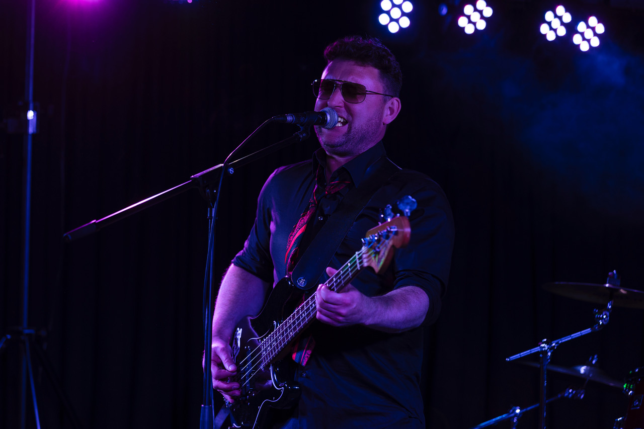 SUPER DREI Bassist live auf der Bühne
